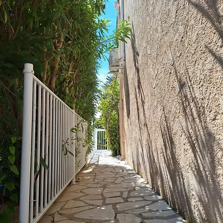 Homestay Rez De Terrasse Piscine *